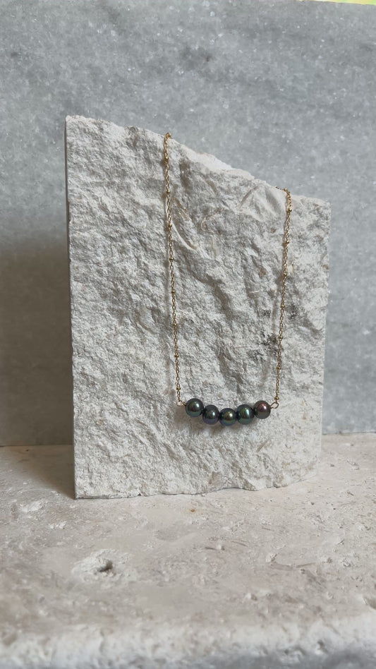 Dainty Pearlas Necklace