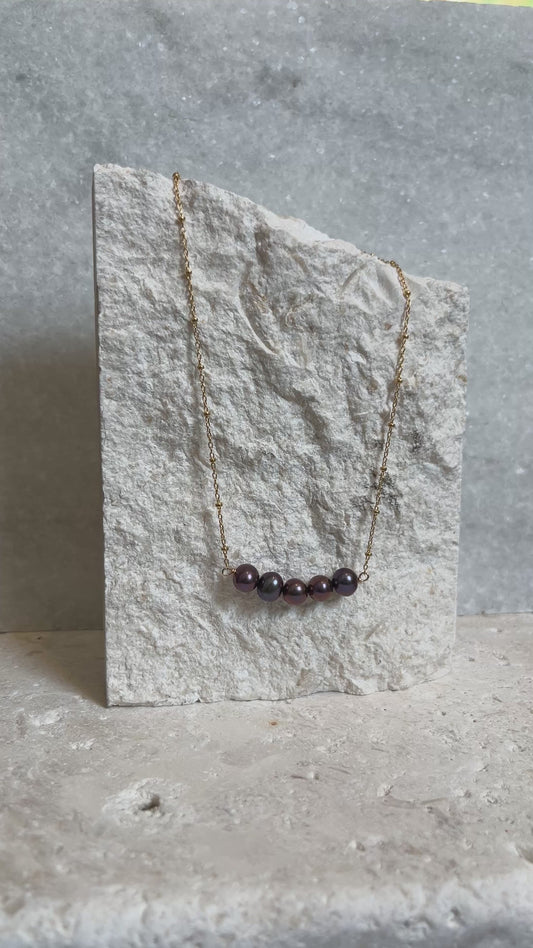 Dainty Pearlas Necklace